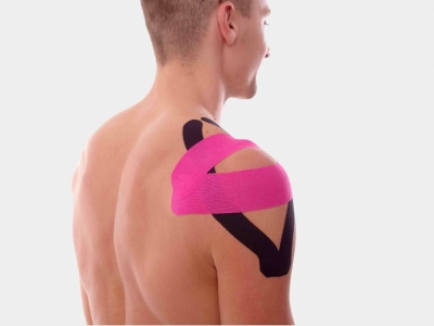 kinesiottape-op-een-schouder-electromedico-nl